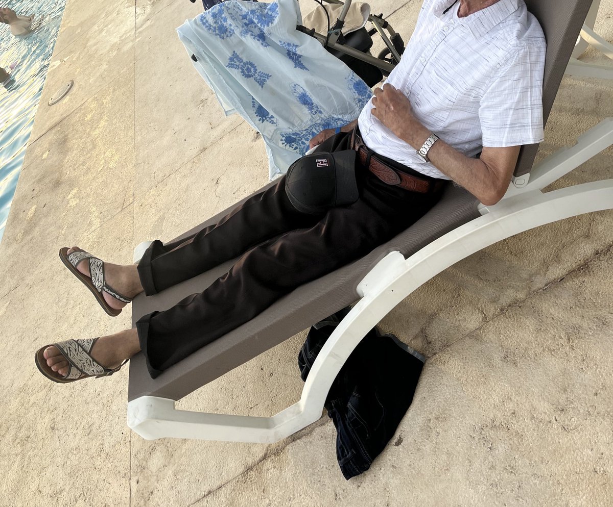 sodeloro's tweet photo. Y pensar que hace un año andaba en Mazatlán con mi abuelo y sus pantalones vaqueros con huaraches https://t.co/ipj9AcShLQ