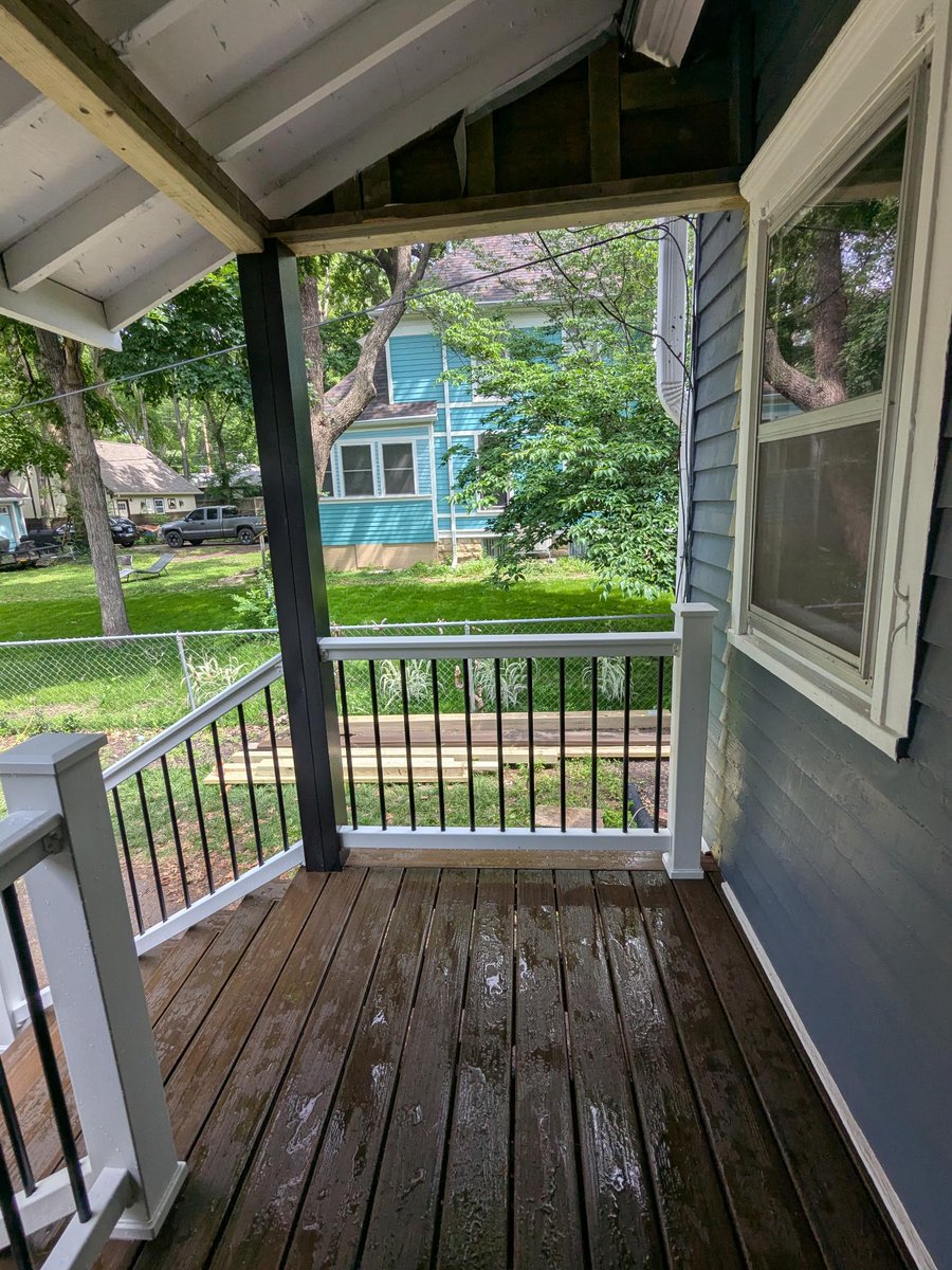 Outdoor_Graber's tweet photo. 👏 Talented Crew  👷‍♂️

Every project is built with care and pride! 

✔️ Spiced Rum Trex Flooring
✔️  White T-Rail +  Black Spindles
✔️  Sleek Black ADA rails + Post Wraps

We deliver the best, on time and on point – Trust our team to bring your vision to life! https://t.co/Mf0L4vfguK