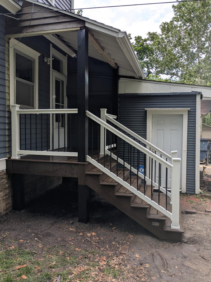 Outdoor_Graber's tweet photo. 👏 Talented Crew  👷‍♂️

Every project is built with care and pride! 

✔️ Spiced Rum Trex Flooring
✔️  White T-Rail +  Black Spindles
✔️  Sleek Black ADA rails + Post Wraps

We deliver the best, on time and on point – Trust our team to bring your vision to life! https://t.co/Mf0L4vfguK