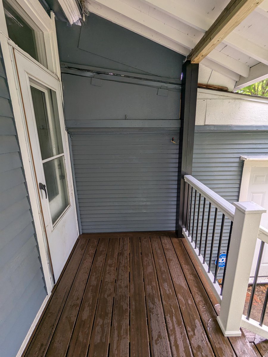 Outdoor_Graber's tweet photo. 👏 Talented Crew  👷‍♂️

Every project is built with care and pride! 

✔️ Spiced Rum Trex Flooring
✔️  White T-Rail +  Black Spindles
✔️  Sleek Black ADA rails + Post Wraps

We deliver the best, on time and on point – Trust our team to bring your vision to life! https://t.co/Mf0L4vfguK