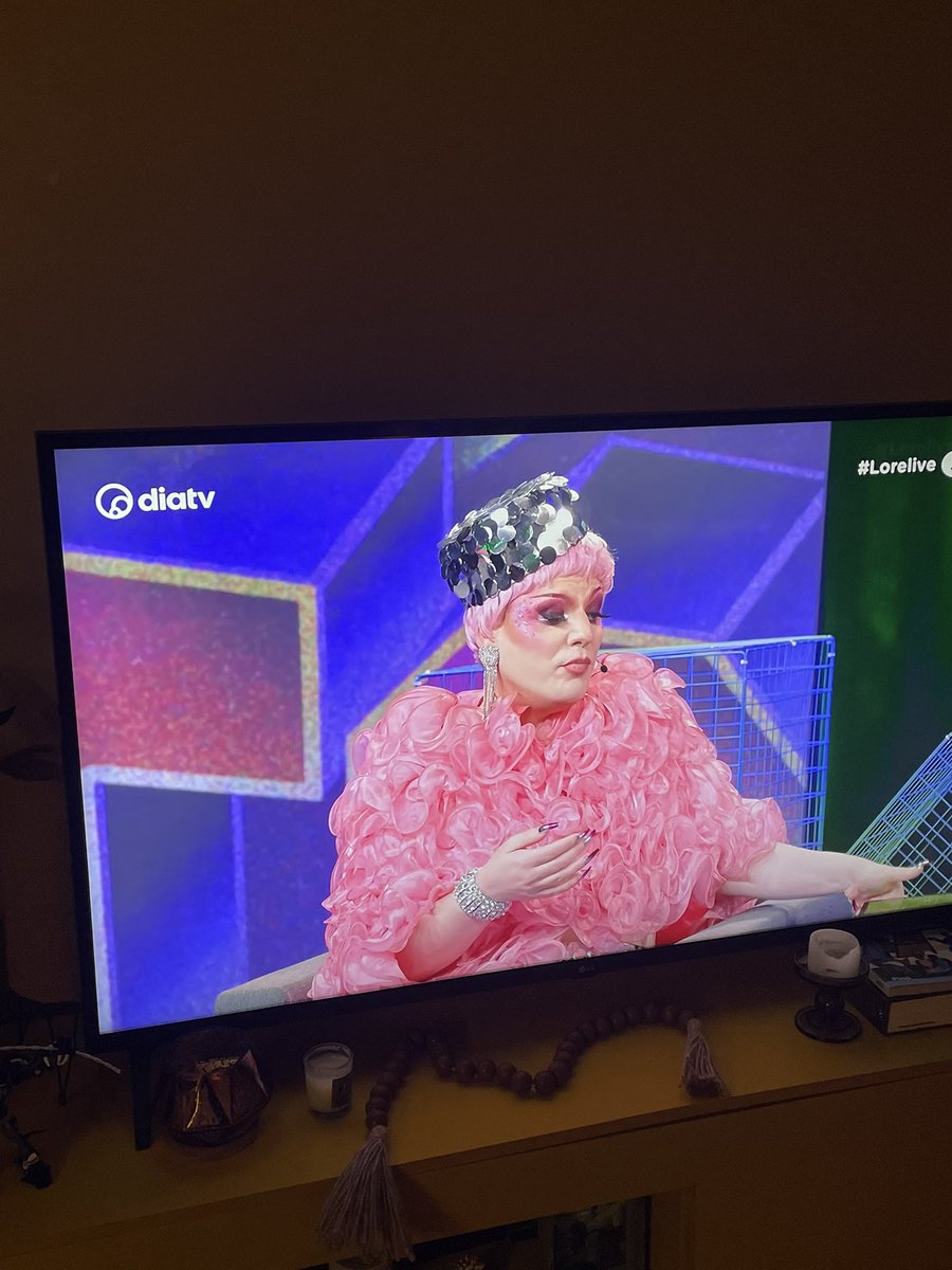 MisterConfusion's tweet photo. @Lorelay_Fox Ventura de sanduíche de propaganda da Fátima Bernardes na #lorelive https://t.co/iWaTUNQjNL