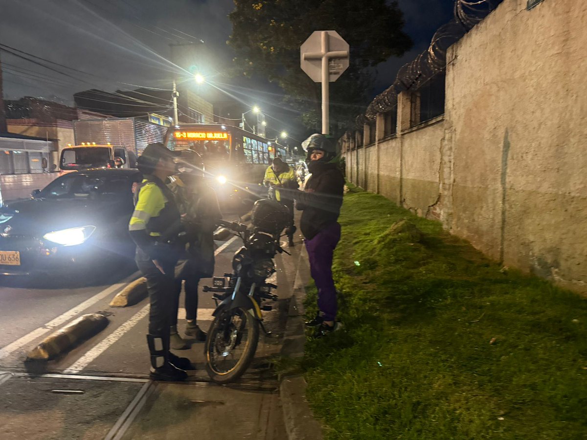 🚫🏍️ ¡Las motos NO van por los andenes ni ciclorrutas!

Adelantar o transitar invadiendo estos espacios pone en riesgo a peatones y ciclistas. Por eso, en plena hora pico, estamos en la carrera 8 con calle 19 sur sancionando a quienes insisten en hacerlo.

No vamos a parar hasta