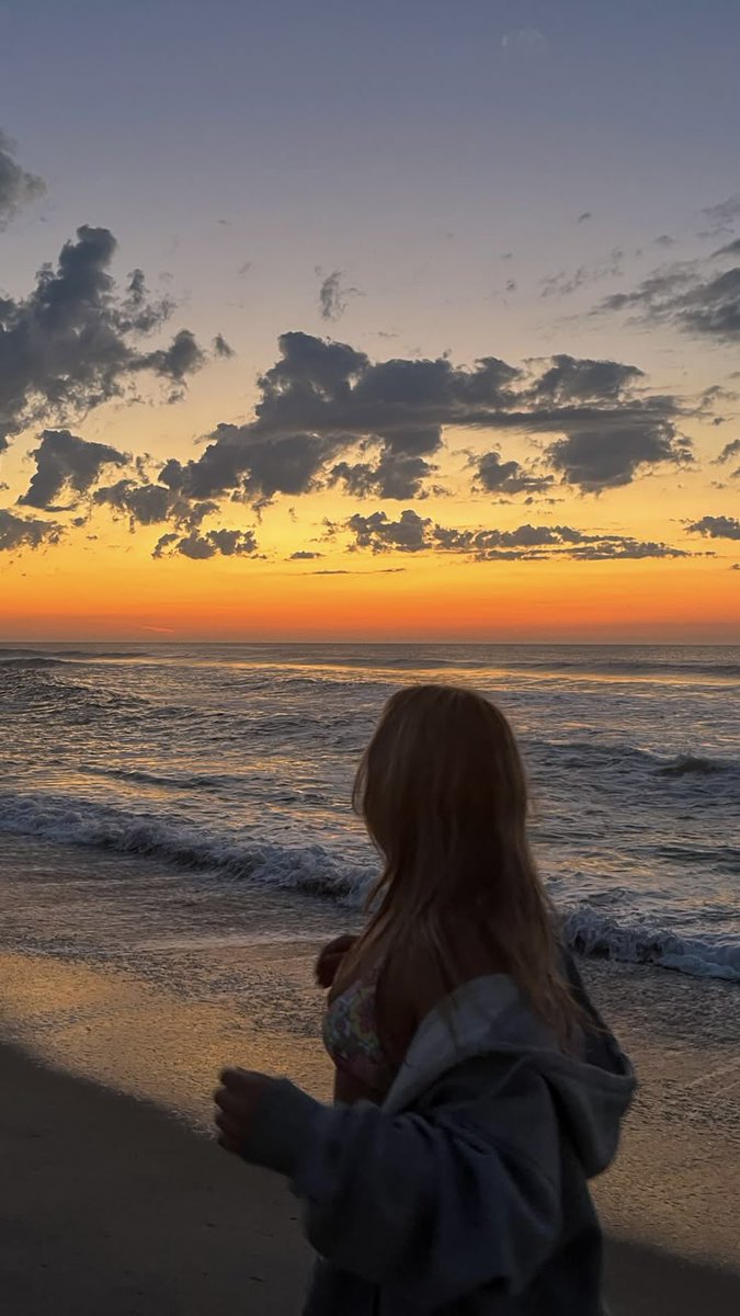 DeliLaa__h's tweet photo. Stunning sunset vibes by the sea  #SunsetLovers #BeachLife #NaturePerfection #GoldenHour #OceanBreeze #TravelGram https://t.co/B8EscEwitp