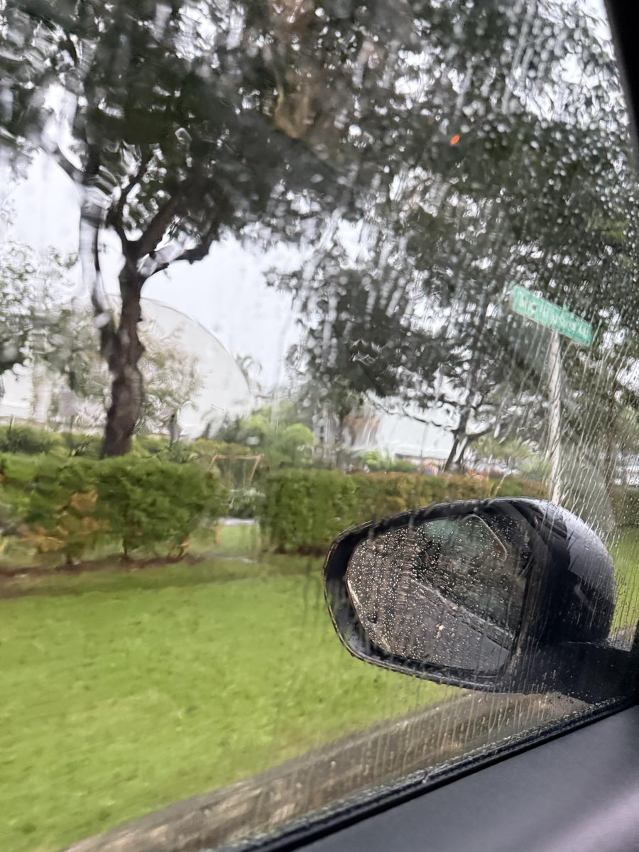 霧雨のけぶる中で、静かに通って、窓の上の水滴は時間の印のようで、追憶はぼんやりしている中でひっそりと浮かびます。すべての旅は人生の冒険ですたとえ天気が曇っていたとしても、探求の情熱を止めることはできません。🚗💧