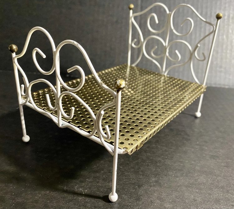 RonnieLewis4's tweet photo. #Vintage #Shackman #Dollhouse #Miniature Metal White BED Frame Gold Metal 6.5x4.5” https://t.co/SWQmTVTU58 #eBay via @eBay https://t.co/cZMS9hI9Ta