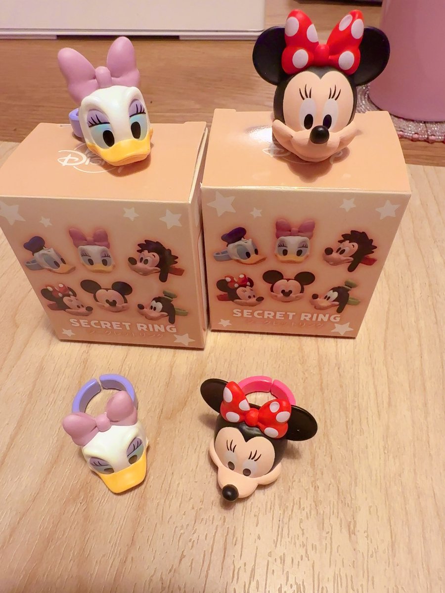 ディズニーのシークレットリングを2つ買って、ミニーちゃんとデイジー
