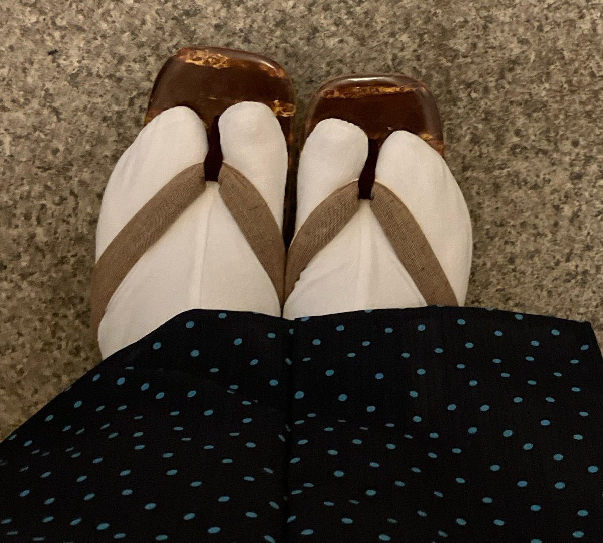 随分前に買った、樺細工の下駄。
鼻緒がピンク×赤で、歳と共にそぐわなくなって履かなくなったものを、今の気分に合うシックな色の鼻緒にすげ替えてもらった。履きたい！一足になって嬉しい✨
<a href="/shinagawamaruya/">丸屋履物店</a> 
<a href="/maruyanookami/">若女将@丸屋履物店</a> 
<a href="/maruya_deshi/">6代目の弟子@丸屋履物店</a>