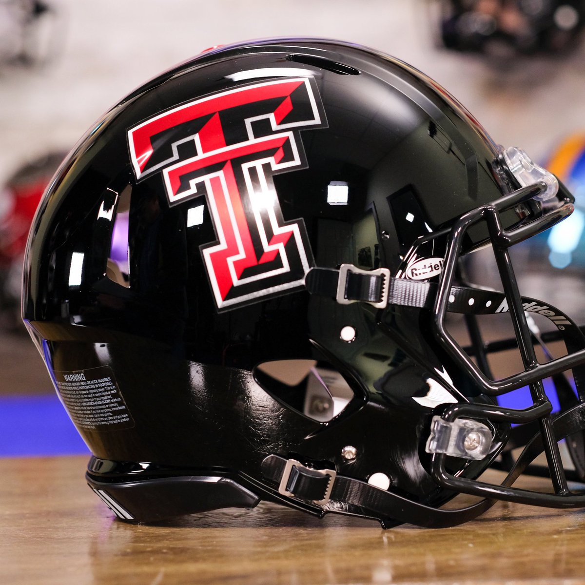 CollegeFBonX's tweet image. Which of these is a better helmet?