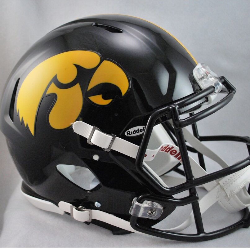 CollegeFBonX's tweet image. Which of these is a better helmet?