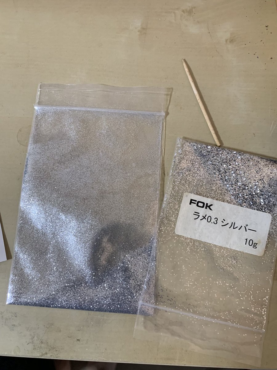 JTL7124's tweet image. 小さいルアーに貼り物すると浮力とかバランスとか、、、悩みます。細かーいラメで50㍉のシャッド試作してみます。jumping-tomato-lures.com/?p=7182