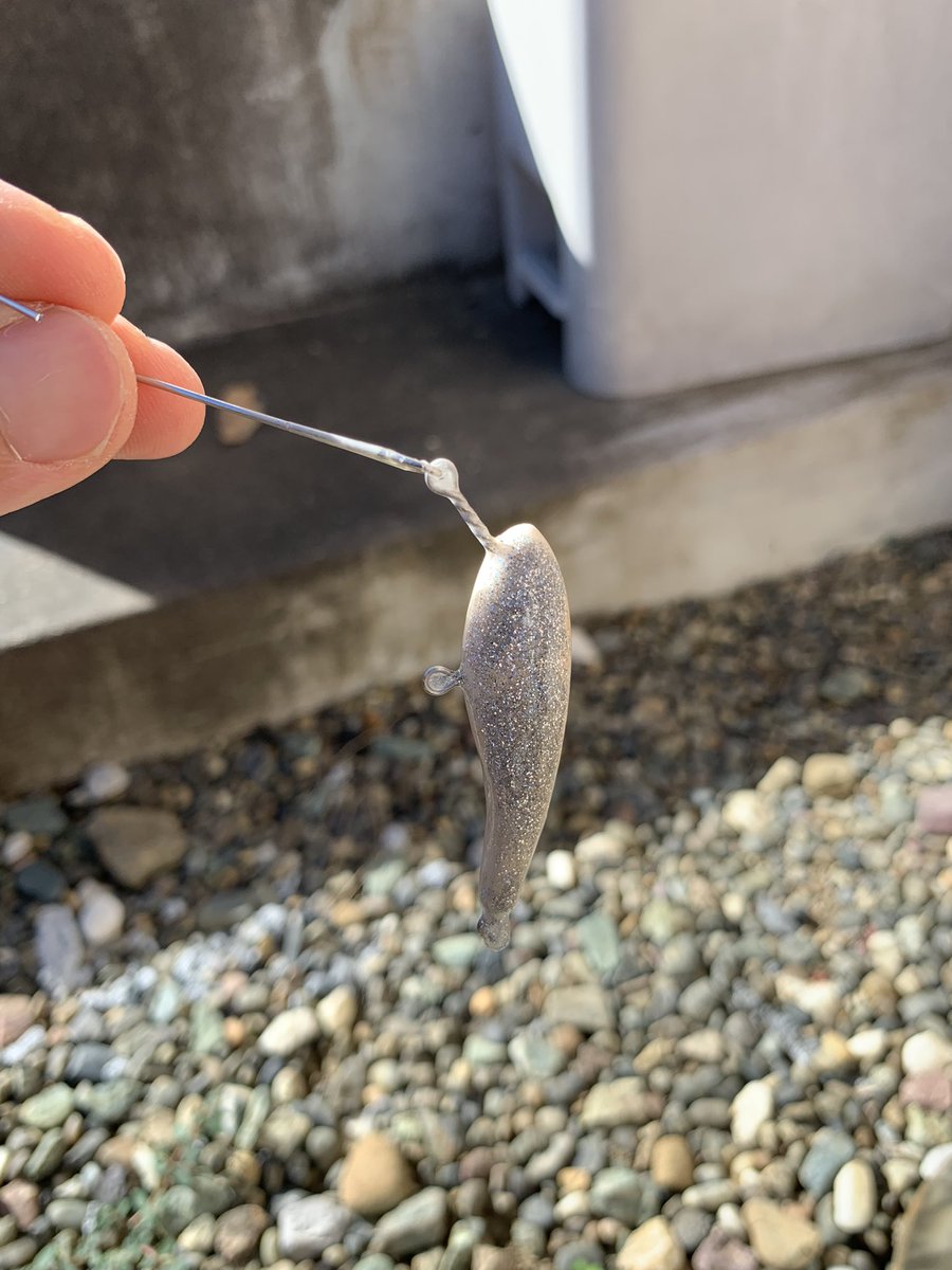JTL7124's tweet image. 小さいルアーに貼り物すると浮力とかバランスとか、、、悩みます。細かーいラメで50㍉のシャッド試作してみます。jumping-tomato-lures.com/?p=7182