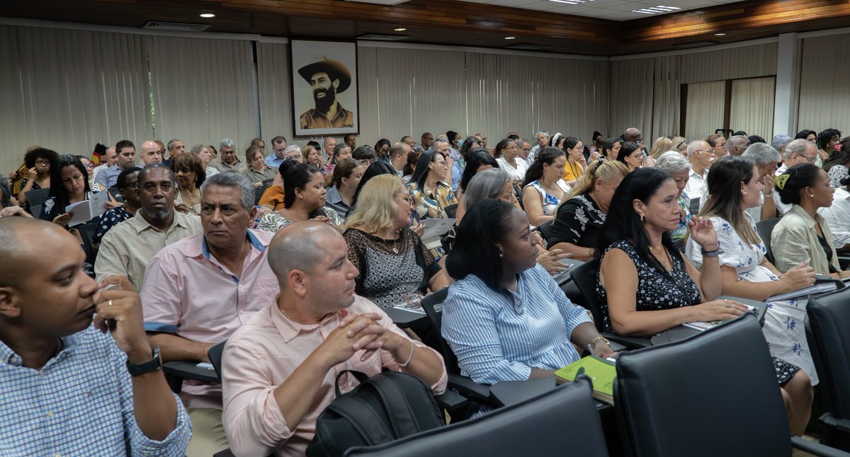 Inició hoy Reunión de Cónsules con el compromiso de continuar profundizando los vínculos con nuestros connacionales en el exterior y de ser más eficientes en la labor consular que brindamos. 

#JuntosXCuba🇨🇺