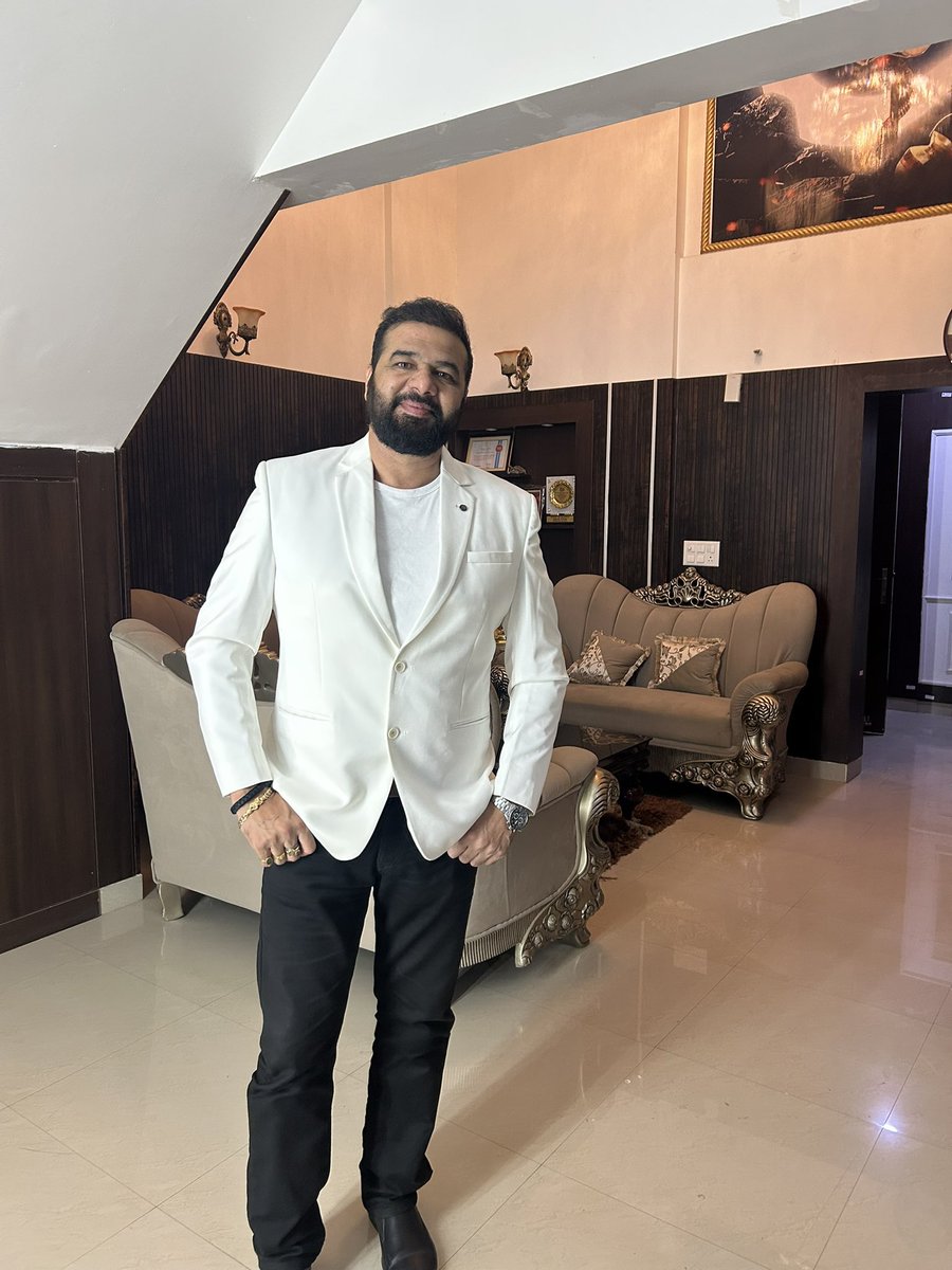 चुका न पाऊं ऋण मैं आपका, अगर जीवन भी अपना दे दूं…
गुरु पूर्णिमा की हार्दिक शुभकामनाएं गुरु जी 🙏🙏