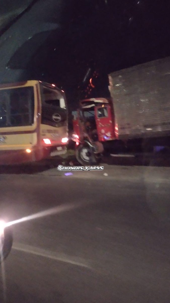 Bondis_y_Mas's tweet photo. #ElChocadoDeLaNoche
Para el Int ¿61? de la #Linea324 en Ruta Prov. 36 y 14, aparentemente el camión se lo llevó puesto.
@CiudadDeBondis https://t.co/7iOrngQlUd