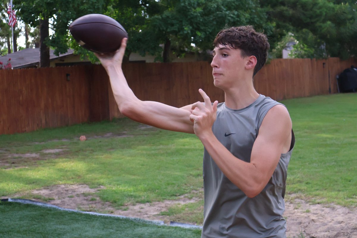 TCarsonBerry's tweet image. No shortcuts. No excuses. Just work. 🔁
Coach Dukes doesn’t let anything slide—mechanics, mindset, movement. He breaks it down so I can build it back stronger. Grateful to be coached by someone who holds the standard high every single session. 🔥📈