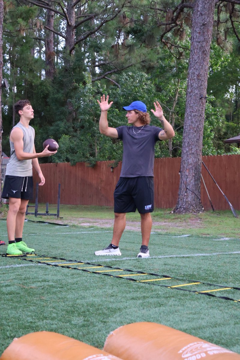 TCarsonBerry's tweet image. No shortcuts. No excuses. Just work. 🔁
Coach Dukes doesn’t let anything slide—mechanics, mindset, movement. He breaks it down so I can build it back stronger. Grateful to be coached by someone who holds the standard high every single session. 🔥📈