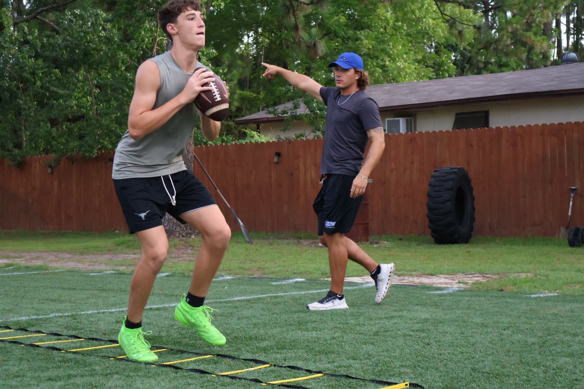 TCarsonBerry's tweet image. No shortcuts. No excuses. Just work. 🔁
Coach Dukes doesn’t let anything slide—mechanics, mindset, movement. He breaks it down so I can build it back stronger. Grateful to be coached by someone who holds the standard high every single session. 🔥📈
