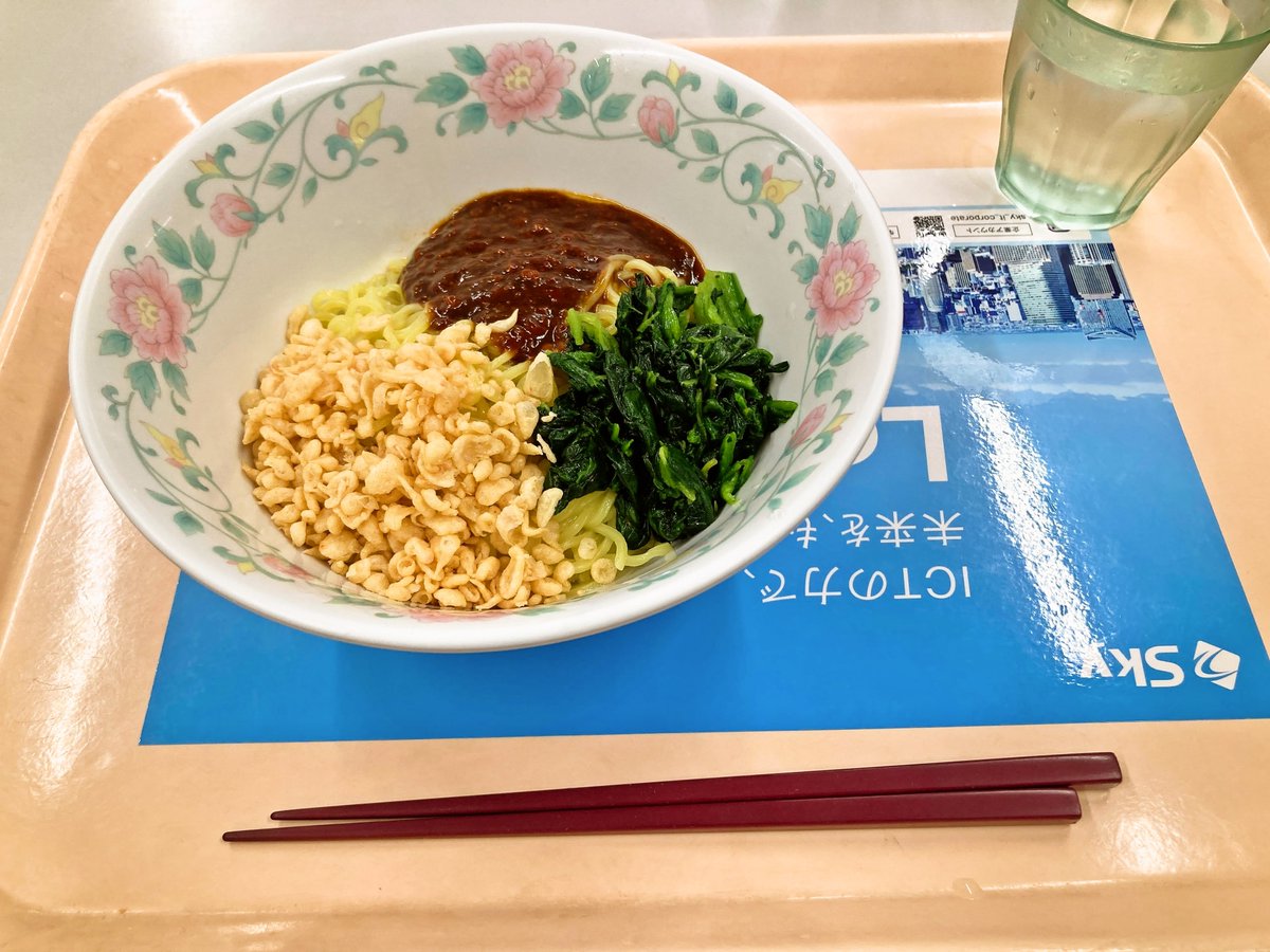 汁なし担々まぜそばをいただきました。辛い物好きなのでもうちょっと辛くてもいいかな？と思いましたが、スパイス感はあっておいしかったです。ごちそうさまでした。