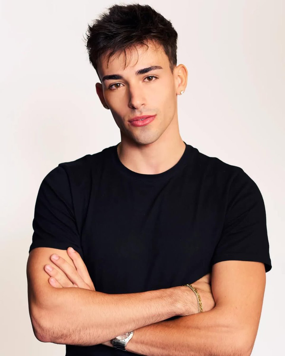Alex está participando de um reality para integrar a nova boyband latina da HYBE, 'Santos Bravos'. 
Desejamos todo o sucesso do mundo! 🇪🇸🧡