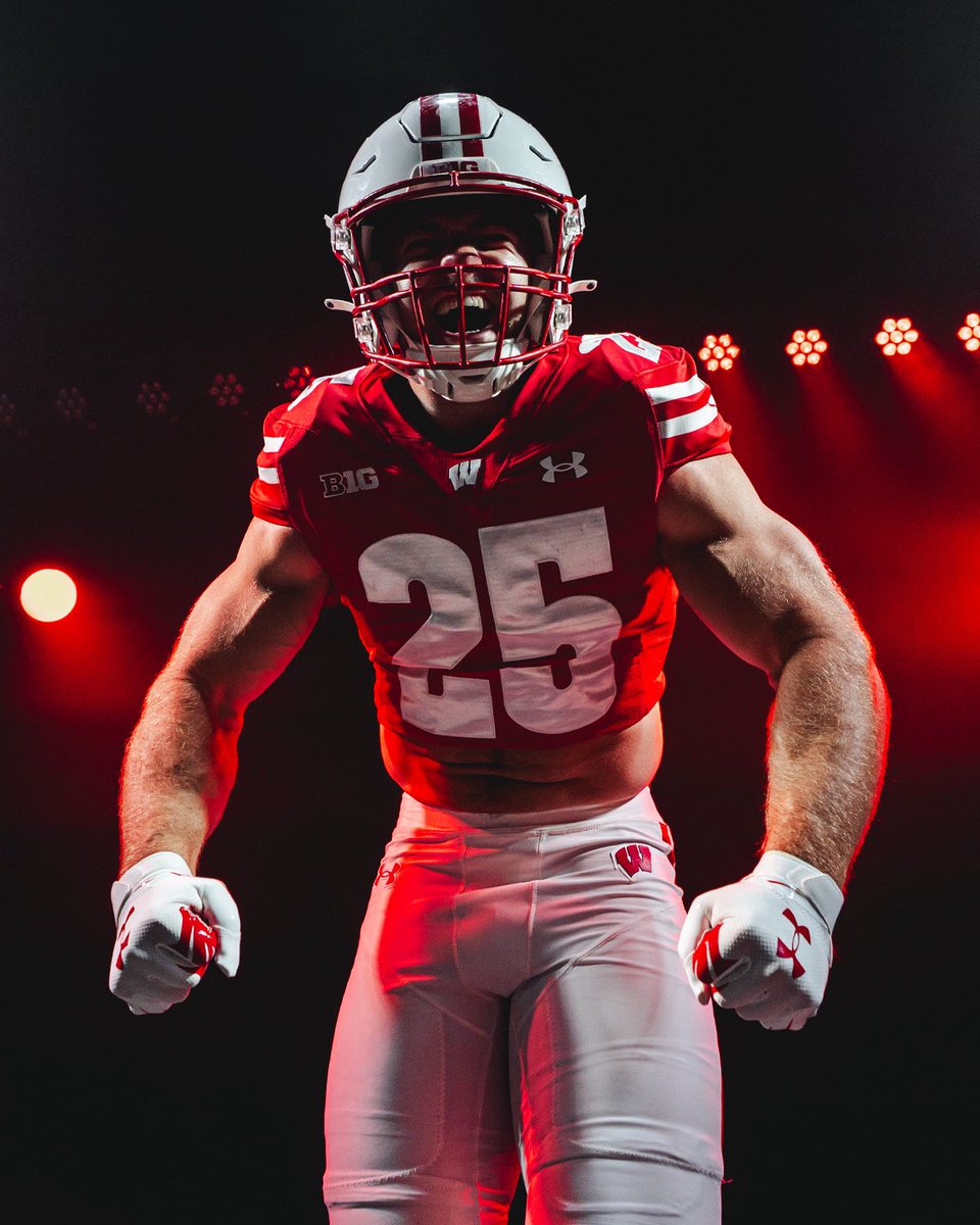 BadgerFootball's tweet photo. 5️⃣0️⃣ days until we’re back under the lights 🤩 https://t.co/54VCqjYoxn