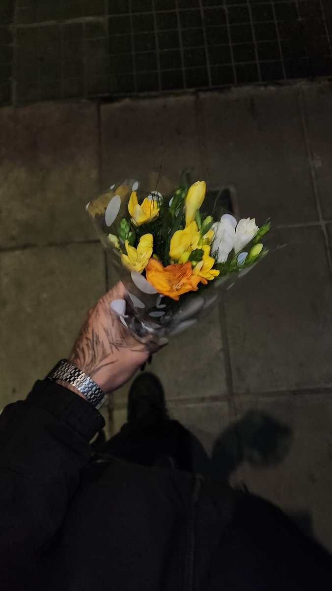 _pato999's tweet photo. GENTE HOY MI MUJER ME REGALO FLORES!!!! PPR PRIMERA VEZ ME DIERON FLORES, soy la mujer de la relación https://t.co/djSXLasUsP