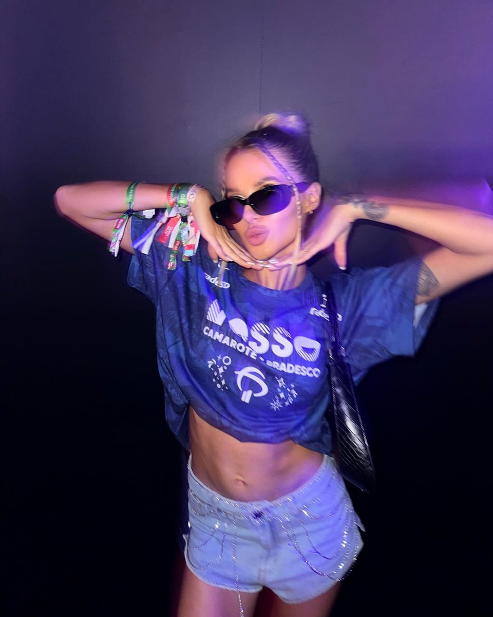 Living my best life one pose at a time! ✨🤍 #FestivalVibes