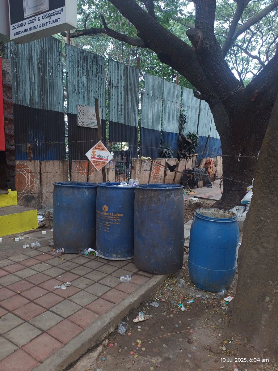 cholarajaa's tweet photo. @BBMPCOMM @Captain_Mani72 @BBMPofficial @BBMPofficial conveniently blocking footpath, this is near Indira Gandhi circle jp nagar 1st phase, 9th cross. https://t.co/WXdQMk10vO