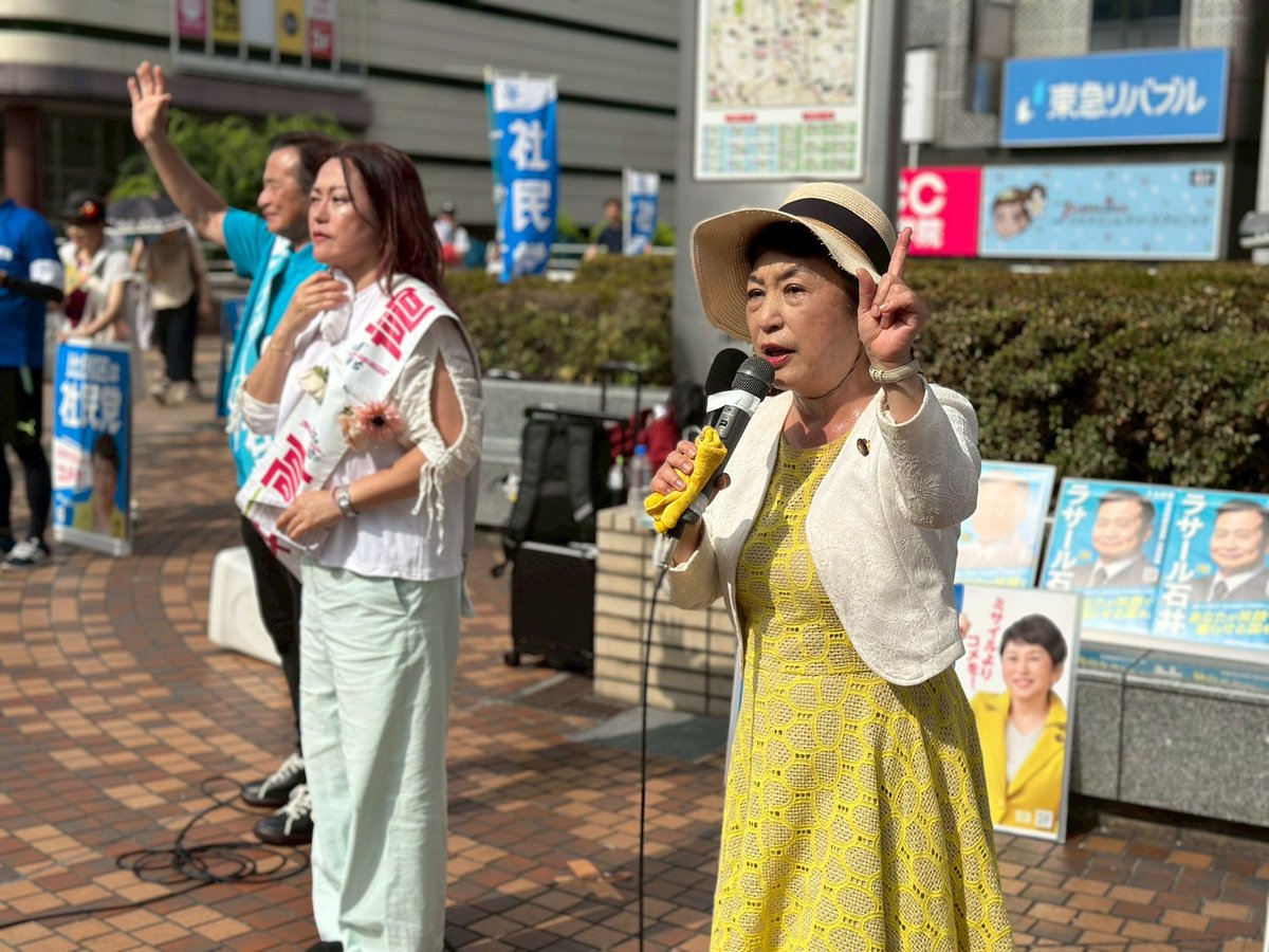 mizuhofukushima's tweet photo. 大宮駅で、埼玉選挙区の高井たまきさん、全国比例区のラサール石井さんと街頭演説をしました。

ありがとうございました！ https://t.co/MO51QHh57a