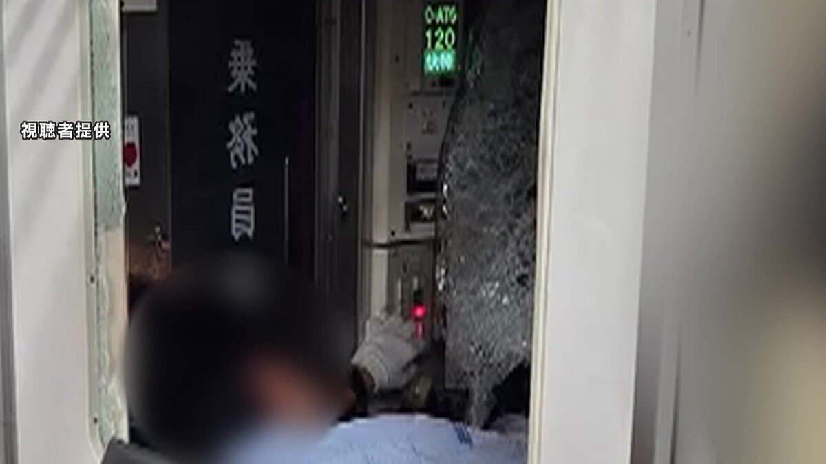 livedoornews's tweet photo. 【6人ケガ】電車に男性飛び込む、フロントガラス突き破り運転士と衝突 京急・大森町駅
https://t.co/gmPQ9QD02o

男性はフロントガラスを突き破り、運転席に座っていた運転士と衝突。男性や運転士のほか、乗客4人がケガをして搬送されたが、命に別条はないという。 https://t.co/3klY3bueXm