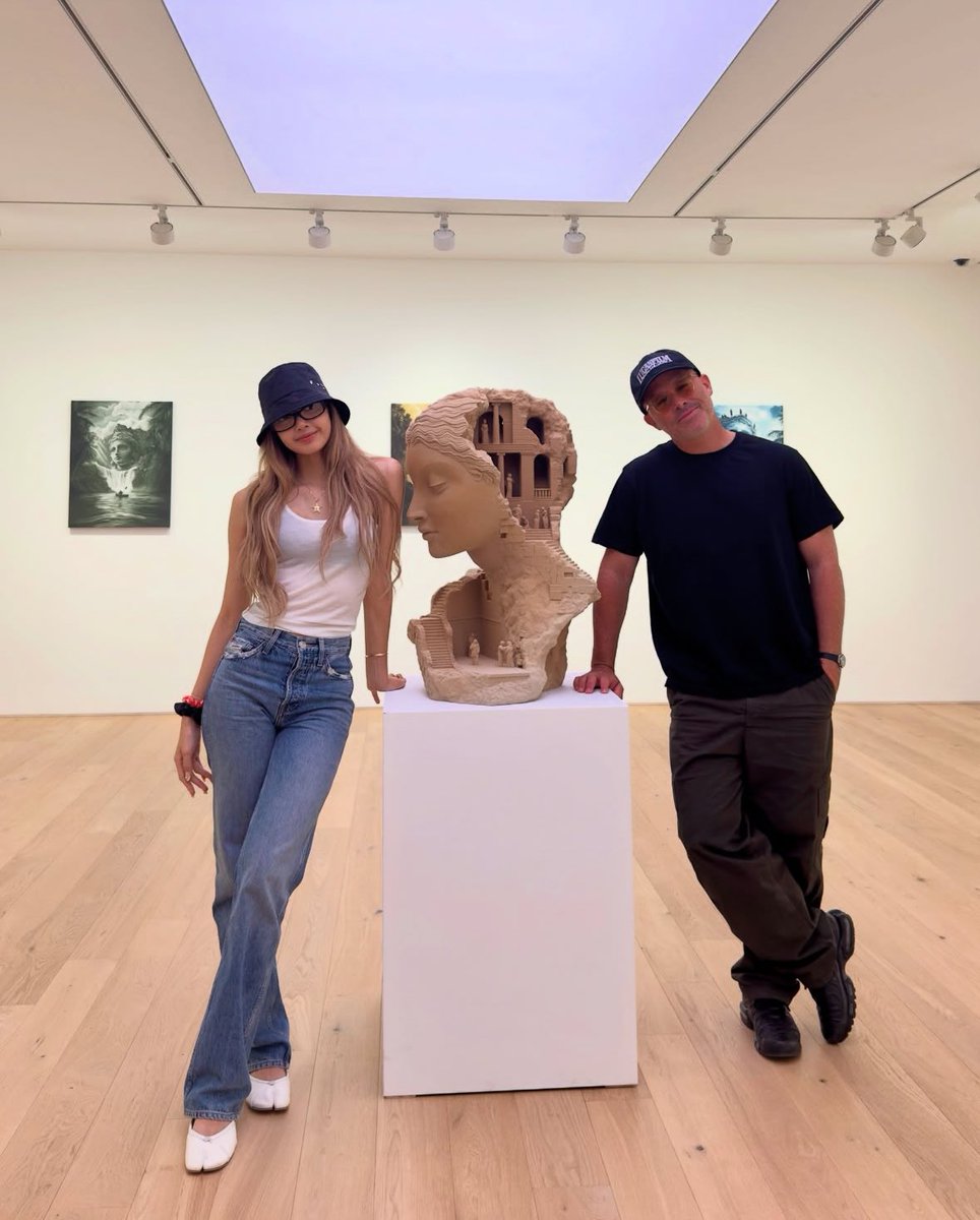 Lisa with Daniel Arsham. 😲
(American visual artist)