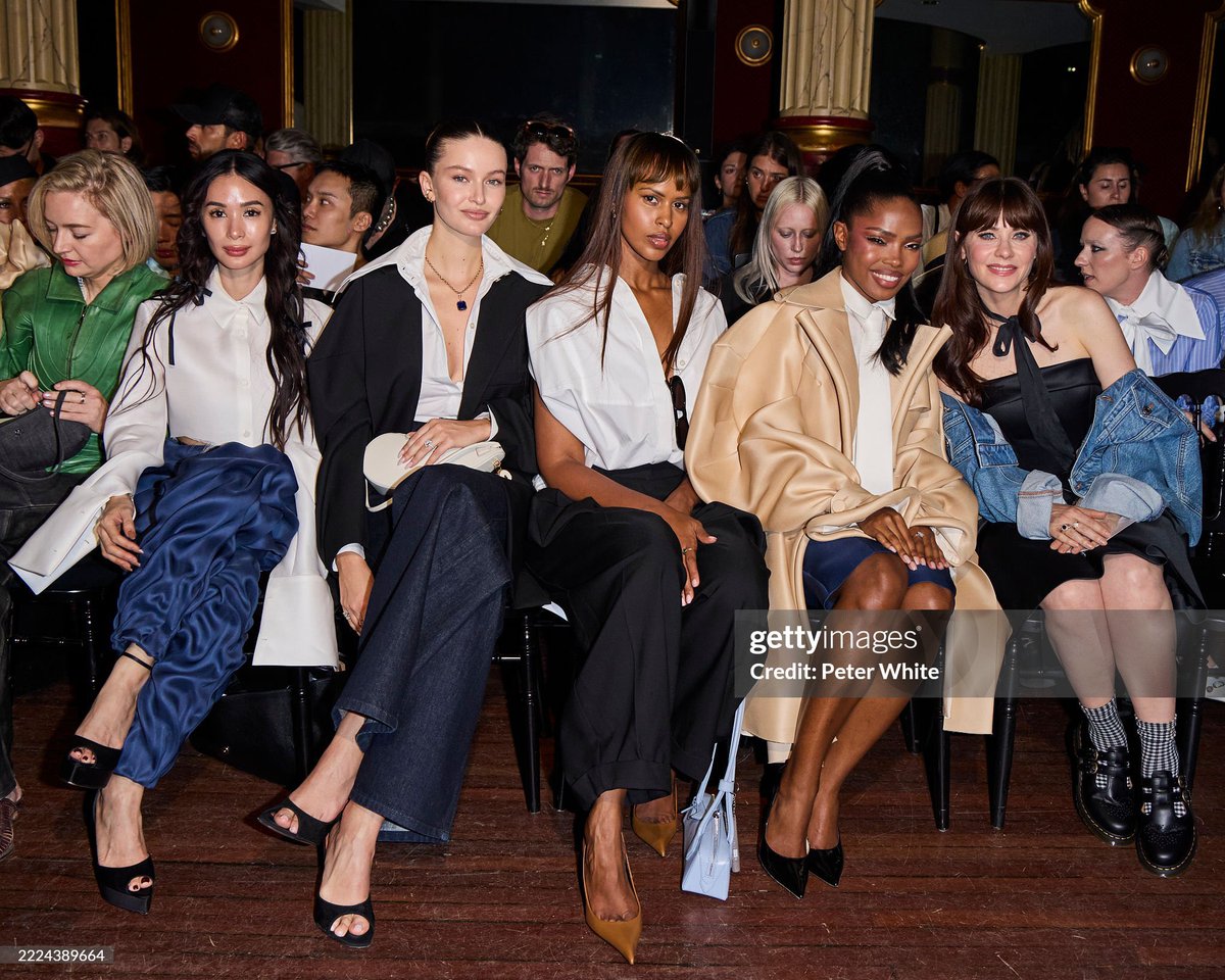 rydersxsource's tweet image. •—/ 📸 • @RyanDestiny, Sabrina Elba, Lisa Rinna, Heart Evangelista, and Zoey Deschanel seated front row at the Viktor &amp;amp; Rolf Haute Couture FW25/26 #PFW show 🤎 •