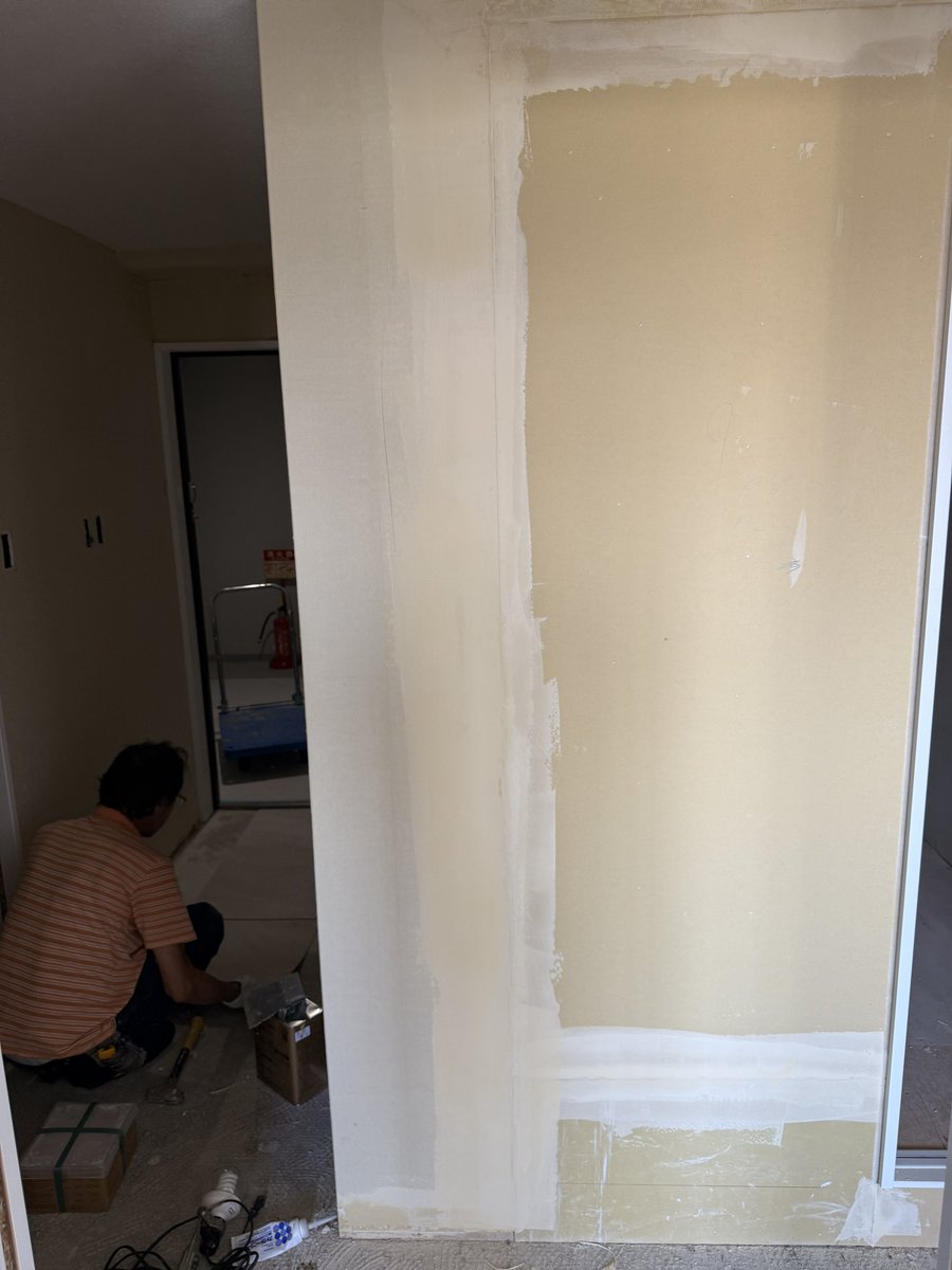 昨日で新築バカデカマンション逃げて今日から違う現場のクロス屋さんのケツ拭きしにきたらさ、、、、
大工さん追加で言われたらしくおるし床屋さん入ってるし、、、、今何もできんくて黄昏てますw