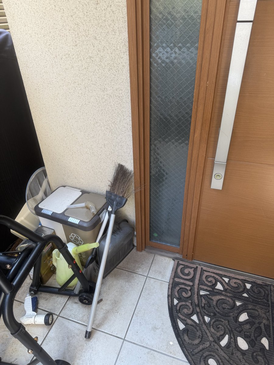 hiko_gsf's tweet photo. Amazonで配達完了通知来た。しかし今の我が家の玄関はこれ。(汚いw)過去の画像使い回して完了通知出すってもう悪質通り越して犯罪やろ。当然物は届いてない。カスタマーに連絡してキャンセルになったけど、酷すぎやろマジで。ドライバーは横流しでもしてんのか？
#amazon #配送トラブル https://t.co/sgnLLeY81y