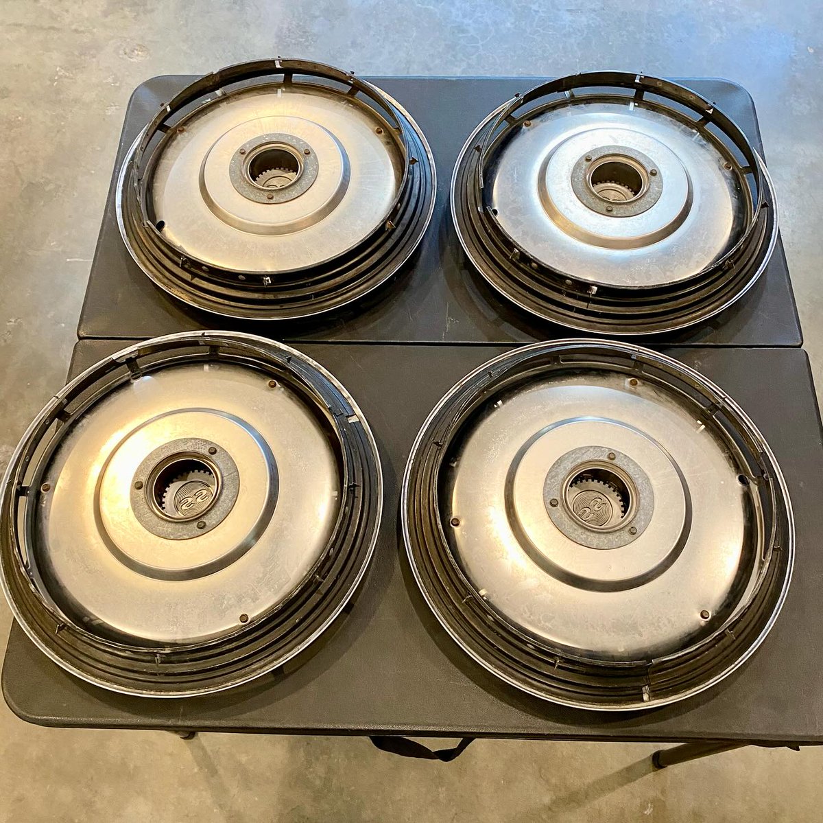 jrodsclassics's tweet photo. #1964 #SS #Impala Original #Hubcaps, Very nice condition, hard to find $1000 🔥🔥🔥🔥 https://t.co/fCwblaULNG