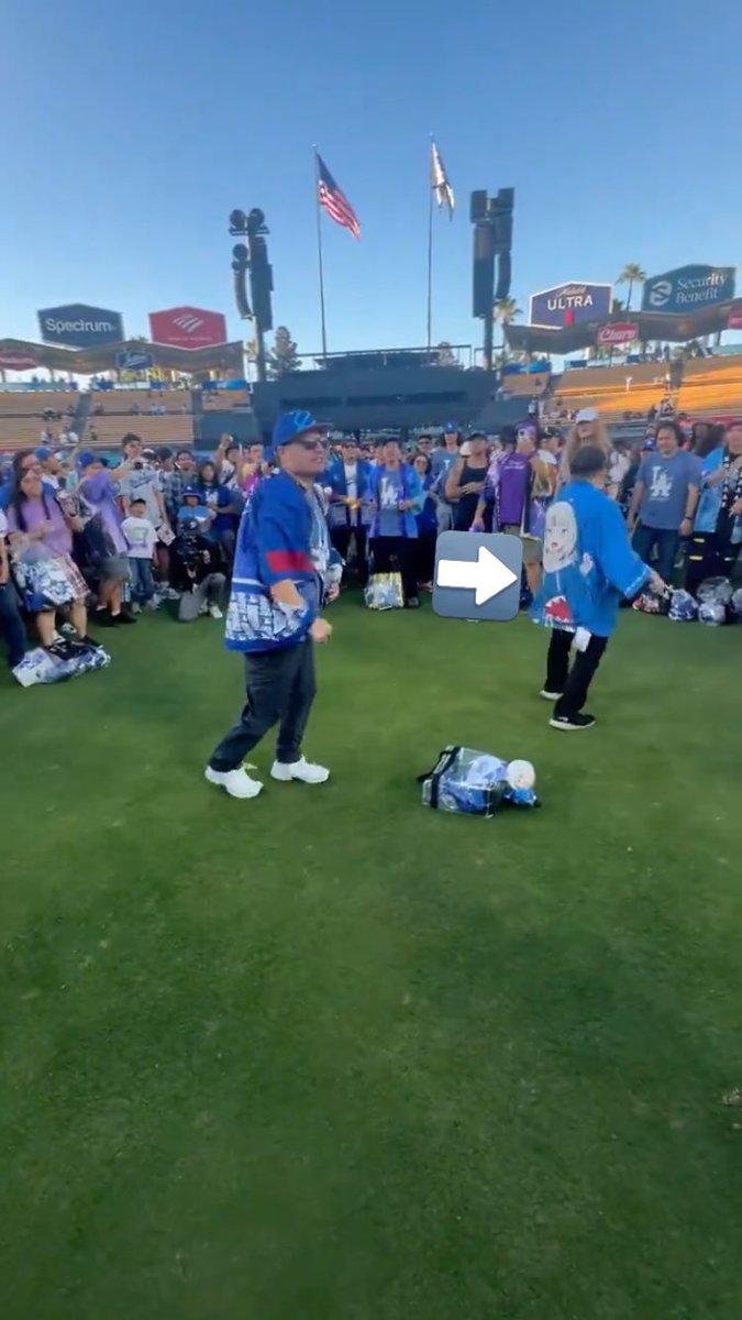 FairysCloud's tweet image. TYSM #hololiveDodgers for the Souvenirs & Merch~!!
Super Fun (Hololive) Night~!! (Even got to be on the Field and the Jumbotron eee~)
✨💙▶️⚾️✨