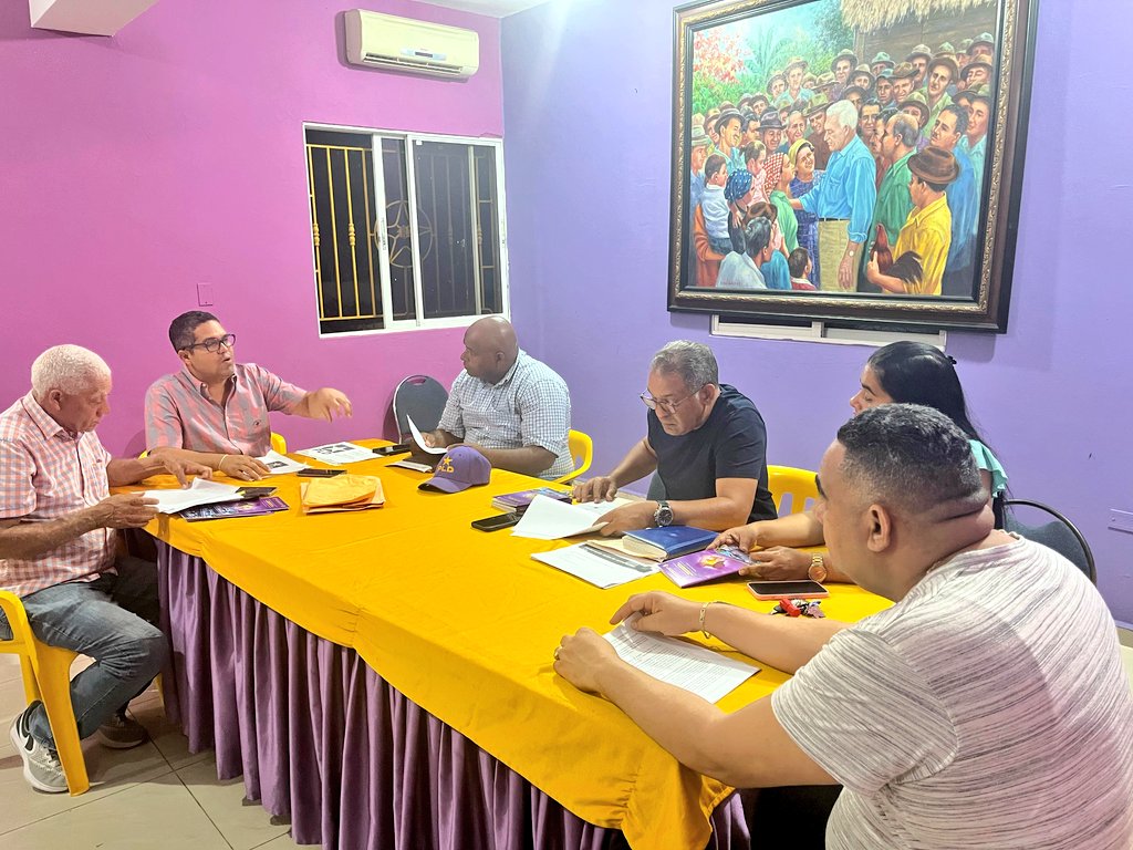 EcheniqueRD's tweet image. 📍 San José de Ocoa
[AHORA] Trabajando en la ejecución de la Fase II de la implementación de la nueva Línea Organizativa y Electoral (LOE) del @PLDenlinea en la provincia, con la estructura política-partidaria y los Enlaces de cada territorio.
@DIGICOMPLD @ElPeledeistard