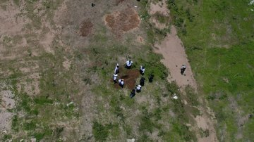 Suman 215 bolsas con restos humanos en dos fosas clandestinas ubicadas en la zona de Las Agujas, Zapopan, Jalisco.
El colectivo Guerreros Buscadores de Jalisco, advierte que puede ser una de las fosas más grandes en los últimos dos años.