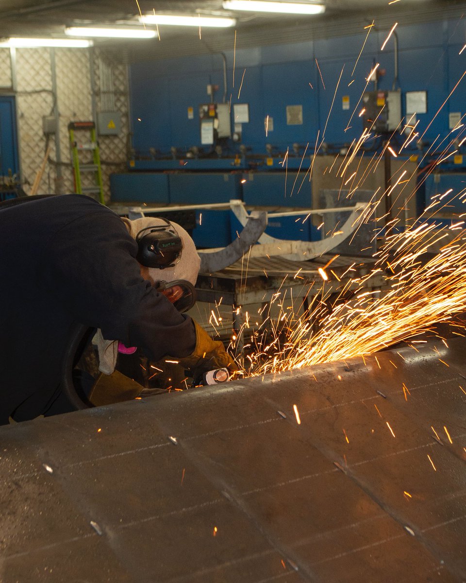 Level: Expert✨

Peep Scott, a shipfitter at #PHNSYIMF, grinding, making sparks of #readiness fly while smoothing out a cover. These legends craft and build using metal &amp; plastic. Talk about a glow-up!

Show some love for the trades &amp; double tap ❤️

📸: Mike Wilson | #FitToFight