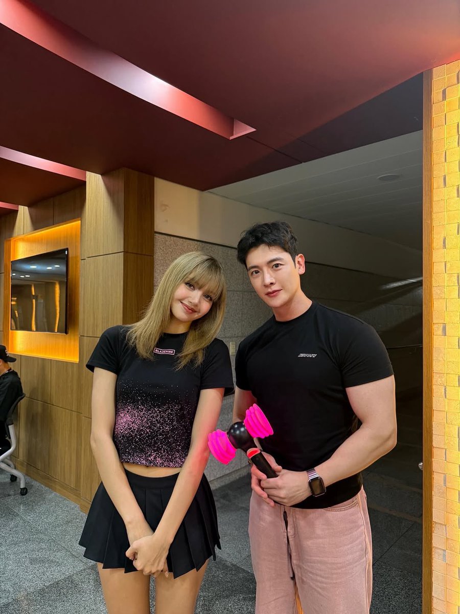 Jun Sik Kim (TV personality and star from the popular Korean reality show Singles Inferno) IG update:

🔗 instagram.com/p/DL57e8rzHQH/…

<a href="/wearelloud/">LLOUD</a> #LISA
