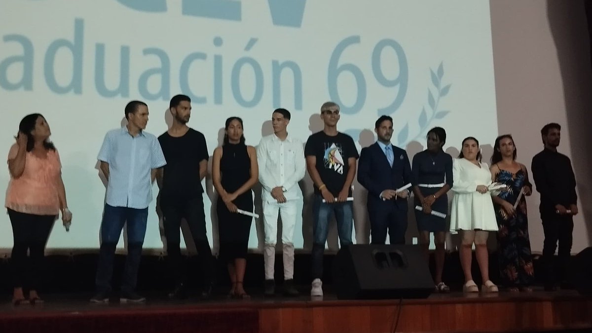 jssalvador03's tweet photo. Hoy vibró nuestro teatro con una emoción única: ¡Celebramos la GRADUACIÓN de nuestra nueva promoción de Licenciados en Educación! 🎓
¡Felicidades, graduados! Hoy se abren las puertas de las aulas para ustedes como profesores. #UCLVNuestra #FEMEduca #LaExcelenciaEsNuestra https://t.co/gVuiiYbuJx