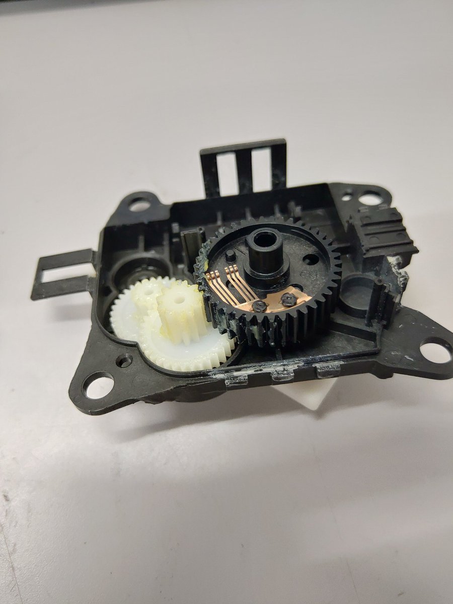 日産ノートE12のエアミックスドアアクチュエータ。　突然温度調整が効かなくなり車内が灼熱に…😣　型番変わって現行品に交換したんで、どんななってるかカバーを外したらこんな感じ。　たぶん開度を見るボリュームのとこにグリスが付着して異常値が出たかでおかしくなったもんかと。