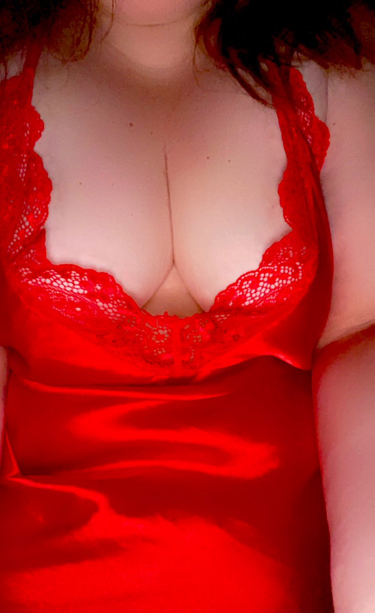 CallyPygian_'s tweet image. Red has to be my favourite colour #cleavage #sexy #horny #bbw