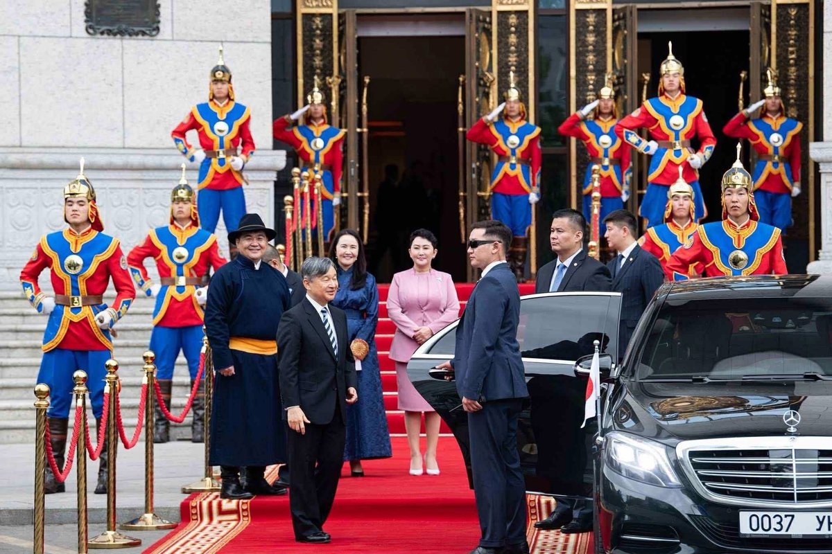 ЯПОНЧУУД ЭЗЭН ХААНЫХАА АЙЛЧЛАЛЫН ТАЛААР СОШИАЛ ОРЧИНДОО ИЙНХҮҮ БИЧИЖ БАЙНА👇👇👇

......Асашёорюү, Хакүхо, Харүмафүжи нар яг л япончууд шиг харагдаж байна хэхэ, Чингис хааны үндэсний музейд байдаг Чингис хааны хөрөг яг л Асашёорюү шиг харагдаж байна хэхэ
........Энэ их халуун