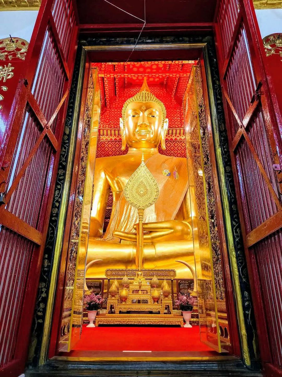 วันอาสาฬหบูชา ขึ้น ๑๕ ค่ำ เดือน ๘ เป็นวันสำคัญทางพระพุทธศาสนา เป็นวันที่พระรัตนตรัยเกิดขึ้นโดยสมบูรณ์ ทั้งพระพุทธ พระธรรม และพระสงฆ์ 

เราชาวพุทธทำบุญในวันอาสาฬหบูชา ดังนี้..
- ตักบาตรในตอนเช้า
- เวียนเทียนในตอนเย็น 
- ฟังพระธรรมเทศนา
- ถวายสังฆทาน
- ปฏิบัติธรรม
- เข้าวัดทำบุญ