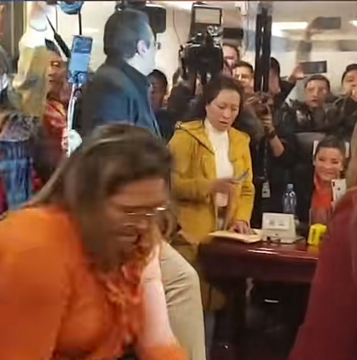 hectoruribar's tweet photo. Y si el hemiciclo de la ALP, no es buen lugar, hagamos de la comisión nuestro centro de entrenamiento ! OTRA VEZ, el escándalo de los golpes por el tema de El Litio entre Asamblesistas, no hubo vergüenza y menos decoro para hacerlo ante los medios y el MORBO, de otra diputada. https://t.co/TAmK9OY7zE