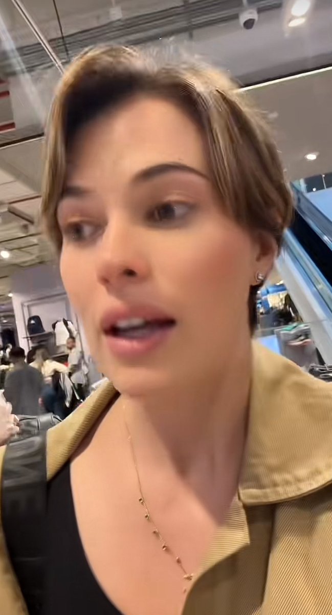 Tremenda trasquilada que le metieron a la capi de Alpha 😬

Aunque a decir verdad, ella es bonita y el corte le luce bien 😅

#DesafioDelSiglo #DesafioDelSigloXXI #DesafioXXI