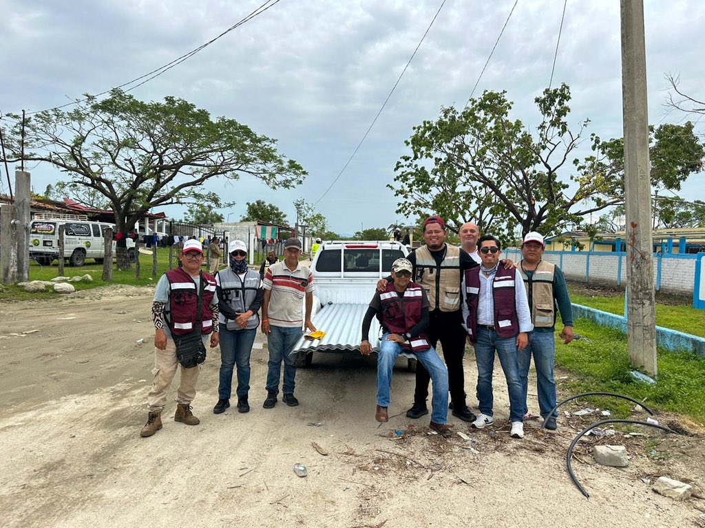 #LaCostaDePie: brigadas de la #CEABIEN siguen trabajando en El Ciruelo y El Tamarindo, Pinotepa Nacional.

Se realizó censo de afectados y entrega de láminas tras el paso del huracán #Erick.

Con respaldo del Gob. Salomón Jara Cruz, seguimos reconstruyendo.

#PrimaveraOaxaqueña