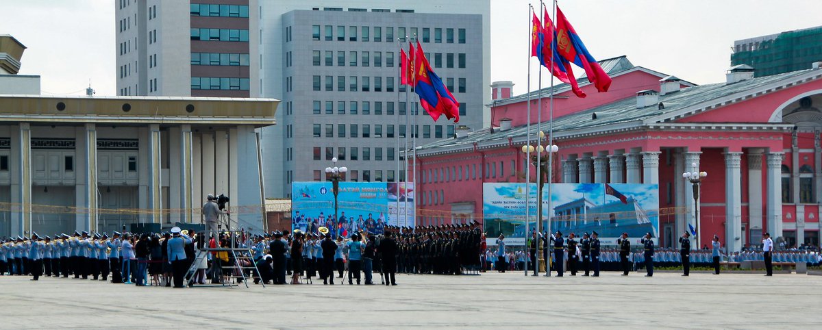 Өнөөдөр Монгол Улсын “Төрийн далбааны өдөр” тохиож байна. Энэ өдрийг 2008 оноос жил бүрийн 7 дугаар сарын 10-ны өдөр тэмдэглэж, алтан соёмбот Төрийн далбаагаа мандуулж, цэргийн хүндэтгэлийн жагсаал хийж хүндэтгэл илэрхийлдэг билээ.
constitutionalcourt.mn/?p=6582