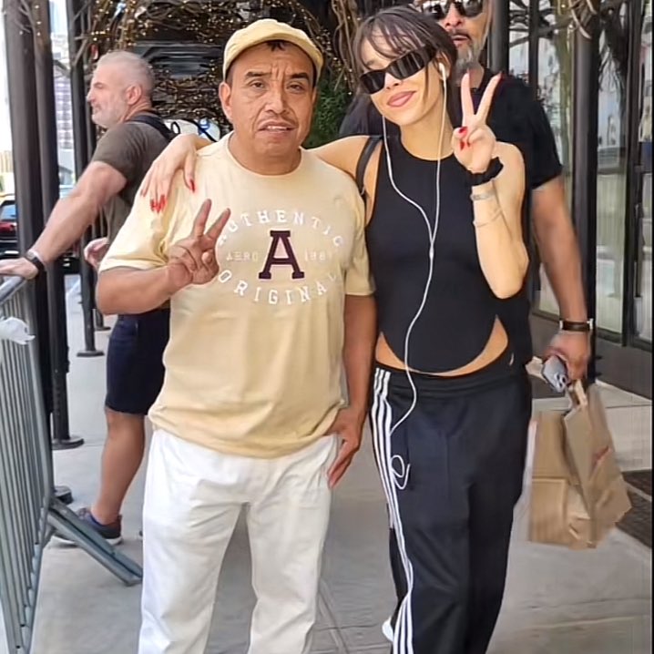 cringedreamer's tweet photo. Oy cumplí uno de mis sueños “conocer a mi cantante faborita” eres ermosa @dannajustdanna 🌹😘 https://t.co/yWR1F2R0kO