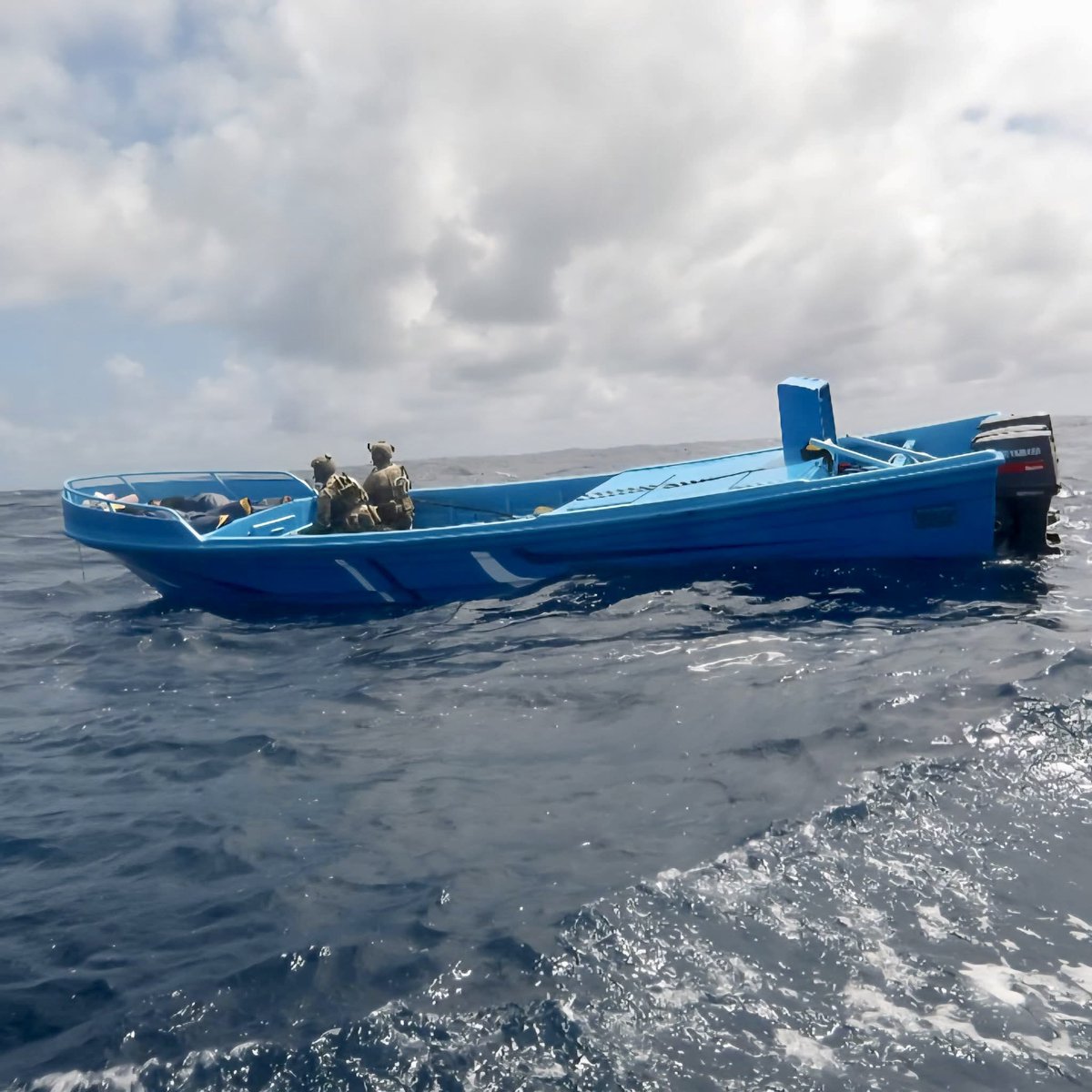 USCGPACAREA's tweet image. Last week, the crew of USCGC Hamilton made a significant impact by interdicting two narcotics vessels, seizing 4,000kg of illicit drugs! The next day, they partnered with HITRON and TACLET South for another successful operation, confiscating 1,975kg more. Bravo Zulu!